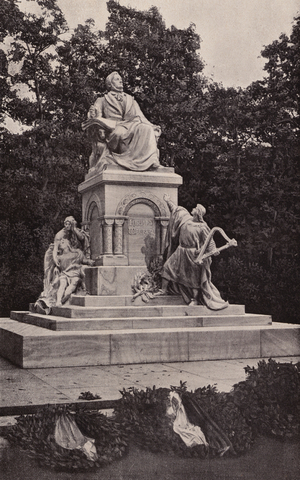 Berlin: Richard Wagner-Denkmal (b/w photo)