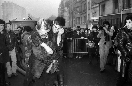 Wounded firefighter after gas explosions, Paris, 1978 (photo)