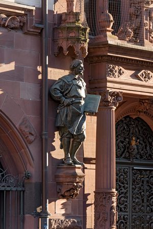 Statue by master builder Konrad Kohler at the portal to the registry office, New Town Hall, Römer, Old Town, Frankfurt am Main, Hesse, Germany, Europe (photo)