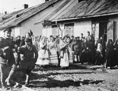 Liberation ceremony in Ukraine, 1918 (b/w photo)
