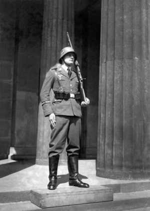Soldier of the guard company at the memorial "Unter den Linden", 1935 (b/w photo)