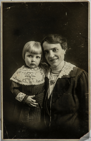 Portrait of a woman with her son, Italy, 1918 (photo)