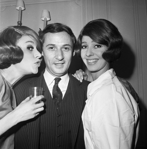 Marc Bohan with his models for Dior, 1964 (photo)