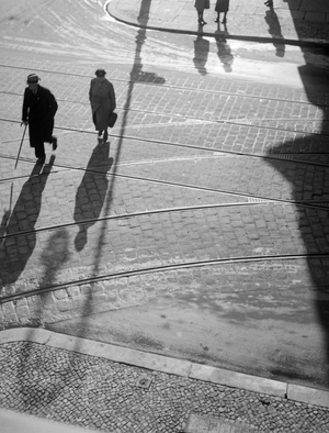 people at a street in Berlin with their shadows, Germany 1930s (b/w photo)