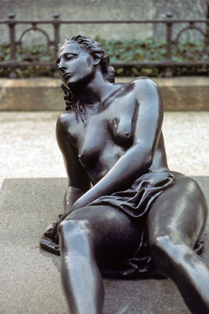 Reclining woman, Cimiterio Monumentale, Milan (photo)