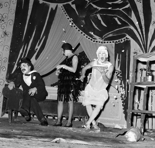 Oslo in the fall of 1959 Revy on chat noir entitled "It goes on the city". One of the numbers is made …, 1959 (photo)