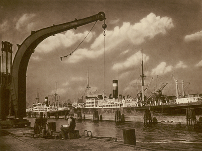 Im Hamburger Hafen; Hamburg Harbour (b/w photo)