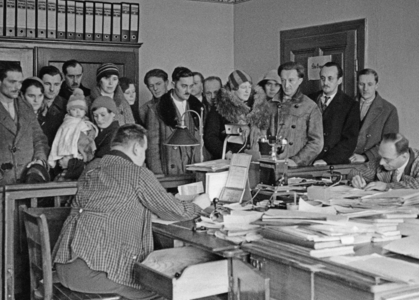 Payment of unemployment benefits in Vienna, 1932 (b/w photo)