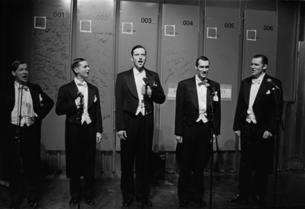 Infobox at Potsdamer Platz Comedien Harmonists, performance, farewell party ..., 2000 (photo)