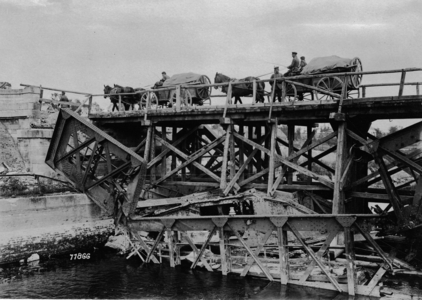I. WK - Western Front - Improvised Bridge (photo)