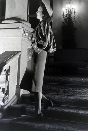 A model is presenting a suit, on the occasion of the Wiener Modewoche in the house of fashion " Palais Lobkowitz", Germany 1940s (b/w photo)