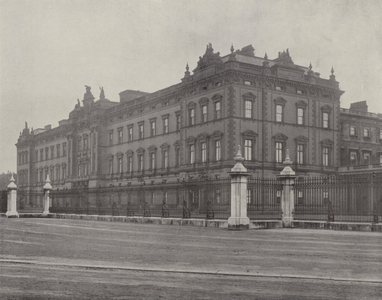 Buckingham Palace (b/w photo)