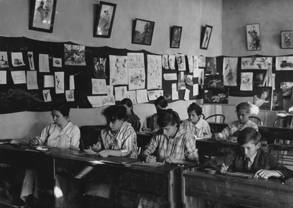 Art class. Training School for Deaf Mutes 1917 (photo)