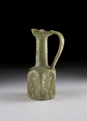 Glass juglet (glass)