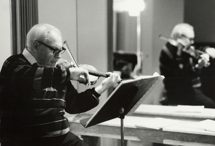 Stern Isaac playing, 1988 (photo)