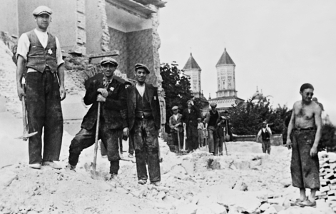 Romanian Jews at forced labor, 1941 (b/w photo)