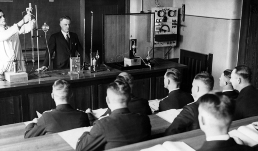 Chemistry class at the Naval Academy in Muerwik (b/w photo)