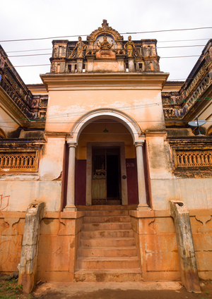 Hindu Statues On The Top Of The Entrance Of An Old Chettiar Mansion, Kanadukathan Chettinad, India, 2008 (photo)