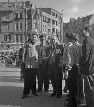Mayor Ernst Reuter in front of Rathaus Schoeneberg in Berlin, 1950 (photo)