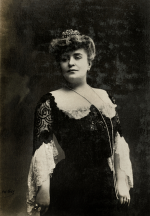 Portrait of the French artist Renee Du Minil ( 1868 , ? ) (photograph)