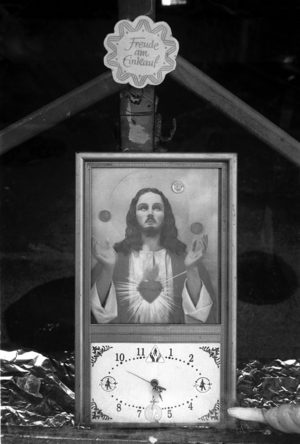EinkaufsChristus shop window with alternative Christmas decoration in ..., 1992 (photo)