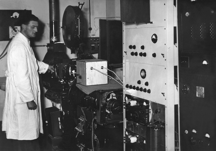 Source room in the Berlin Funkhaus, 1935 (b/w photo)