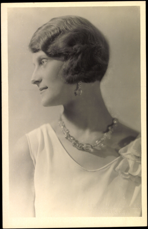 Photo Ak Elisabeth of Bavaria, portrait, profile, necklace, earrings (b/w photo)