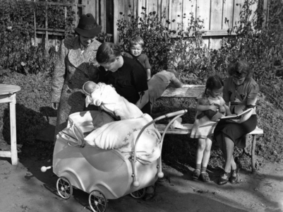 NS-Frauenschaft (National Socialist Women's League) helping with evacuation, 1943