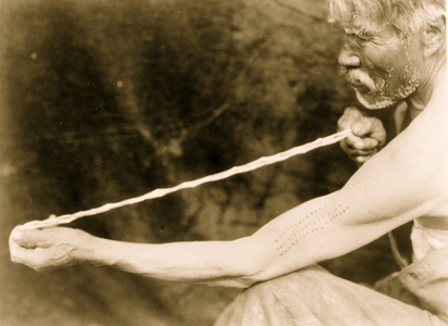 Measuring shell money 1923 (photo)