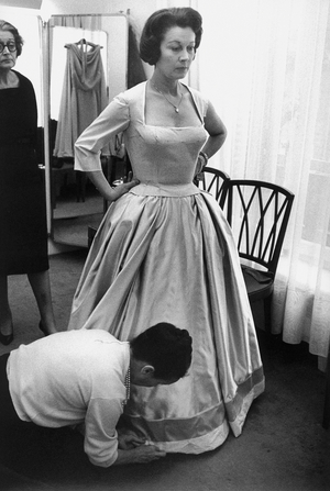 Fashion- designer Pierre Balmain and actress Vivien Leigh during a fitting …, 1960 (photo)