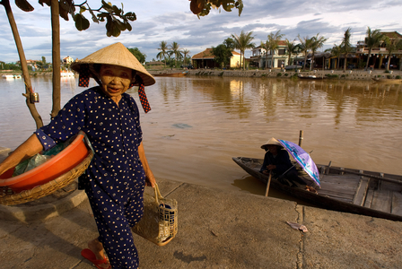 Traditional boats on the Song Thu Bon river, Hoi An, Vietnam (photo)