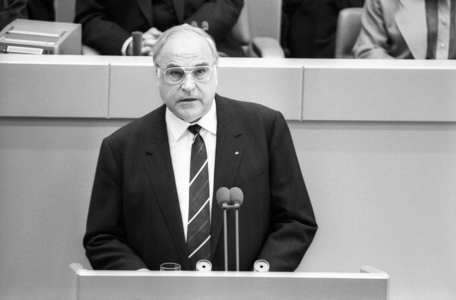 Federal Chancellor Helmut Kohl (Germany CDU) during a Bundestag debate on the Polish border..., 1990 (photo)