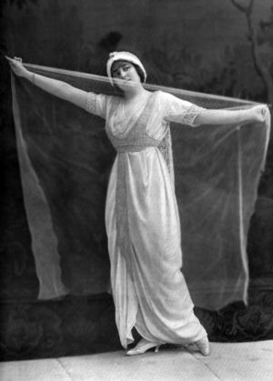 Nelly Beryl, 1913 (b/w photo)