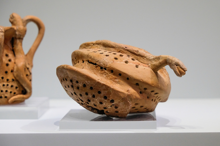 Wild honeycomb with snake, 1700 - 1600 BC (photo)