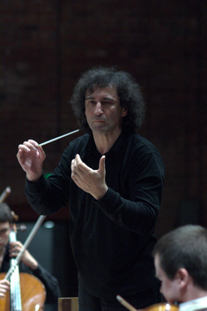 Alexander Polianichko - portrait of the Russian conductor performing with the Britten-Pears orchestra in Snape Maltings at the Aldeburgh Festival, 1 June 2005
