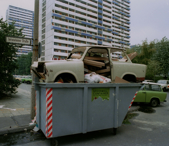 Berlin, Trabi in the garbage 1990 (photo)