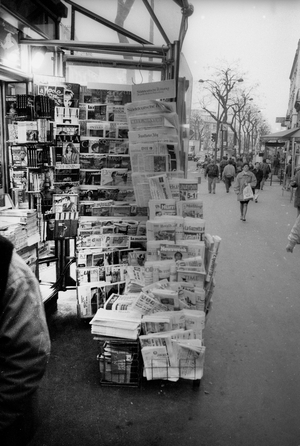 Newsstand Paris, France, 1990 (photo)