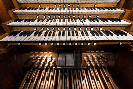 Keyboards and pedalboard of the organ (1874).
2016 (photo)