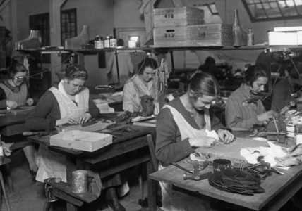 Women workers in a shoe factory, 1926