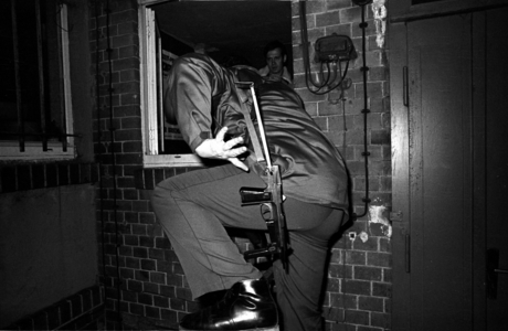 Detective gets in through the window - Judicial Police Leipzig,..., 1991 (photo)