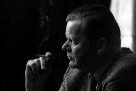Eberhard von Brauchitsch (managing director Friedrich Flick AG) smokes a cigarette,..., 1984 (photo)