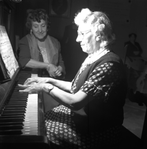 Milano, 1954. La casa di riposo per musicisti Fondazione Giuseppe Verdi. Anziane ospiti al pianoforte