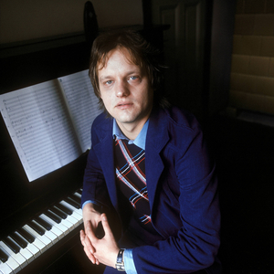 Songwriter Holger Biege (GDR) playing the piano,..., 1977 (photo)