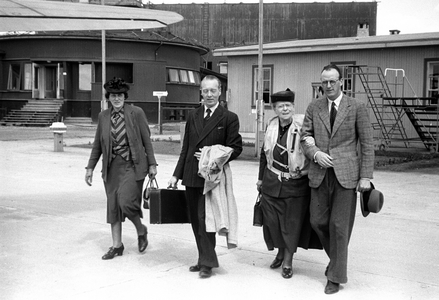 Oslo, Fornebu, 19430622. Flight passengers on departure from Fornebu. The lady with life jacket is Mrs …, 1943 (photo)