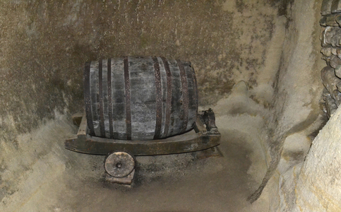 14326N Rochemenier Village Troglodytique Val de Loire August 2013 Tonneau for Troglodyte wine?