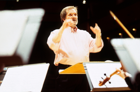 Peter Eötvös rehearsing in Paris, France, 2000 (photo)