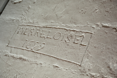 Signature engraved Pierre Loisel, 1622. Framing of the Invalides dome (photograph)