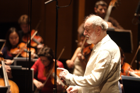 Kurt Masur conducting in Paris, France, 2007 (photo)