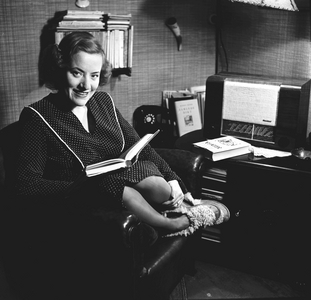 Oslo 19470116: At the home of actor Aud Schønemann …, 1947 (photo)