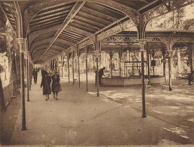 Galeries couvertes et Source du Parc (b/w photo)